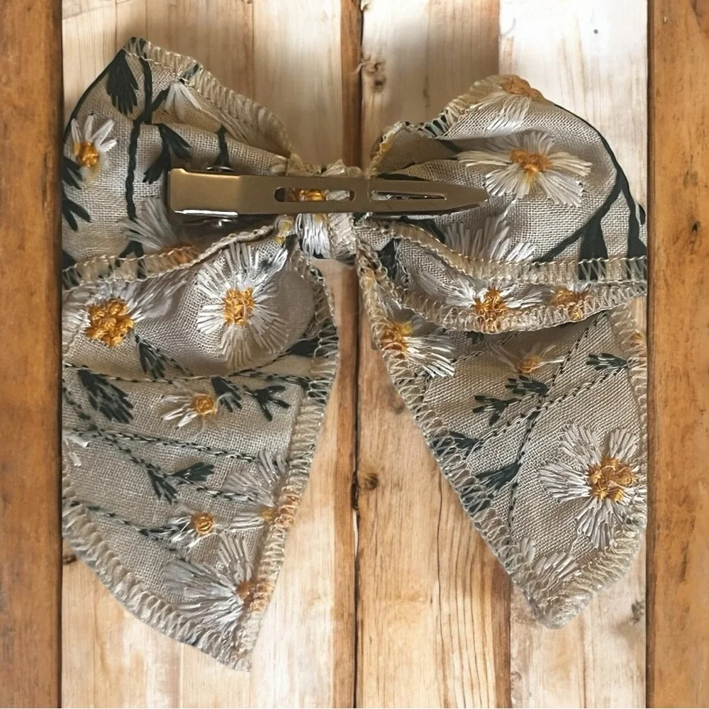 Beautiful embroidered Sunflower 🌻 Hair Bow NWT